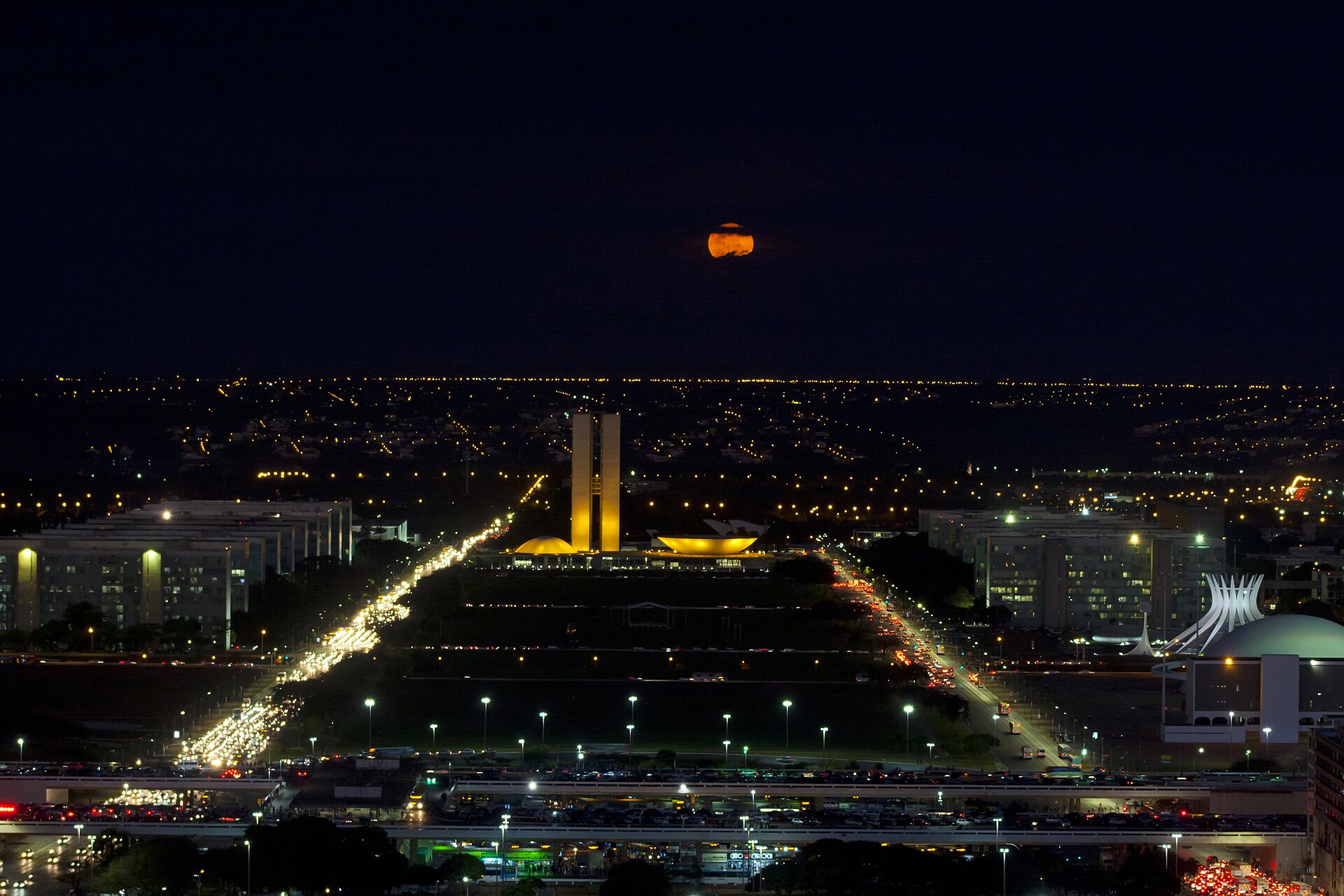 A Esplanada dos Ministérios em Brasília, à noite